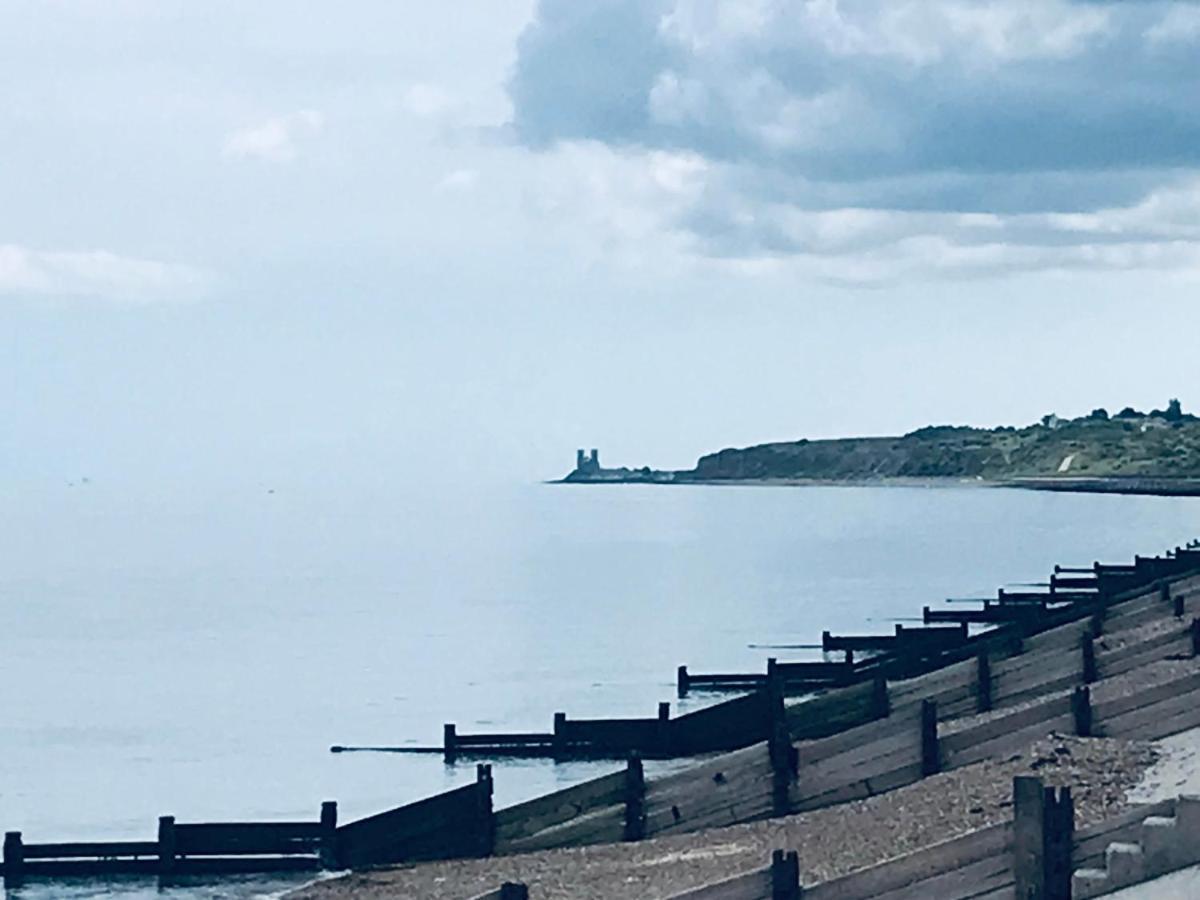 Beautiful Beachfront Retreat With A Stunning Sea View For The Ultimate Escape Away From The Busy World Below Херн Бей Екстериор снимка