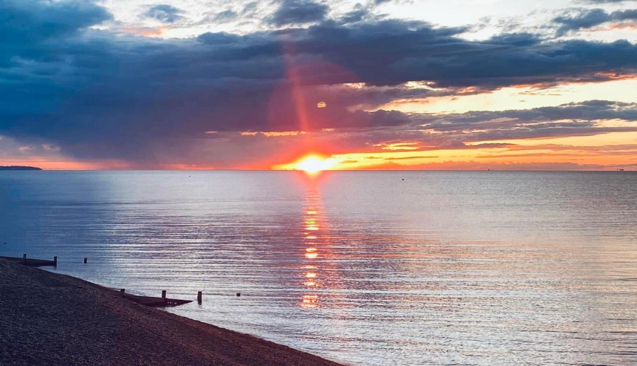 Beautiful Beachfront Retreat With A Stunning Sea View For The Ultimate Escape Away From The Busy World Below Херн Бей Екстериор снимка