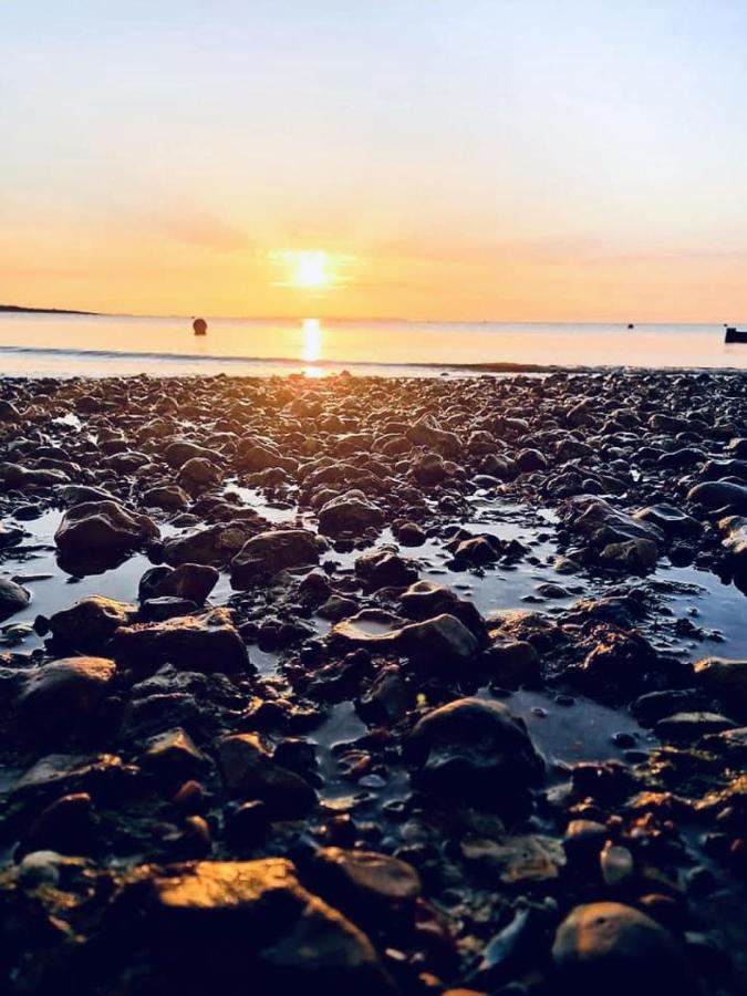 Beautiful Beachfront Retreat With A Stunning Sea View For The Ultimate Escape Away From The Busy World Below Херн Бей Екстериор снимка