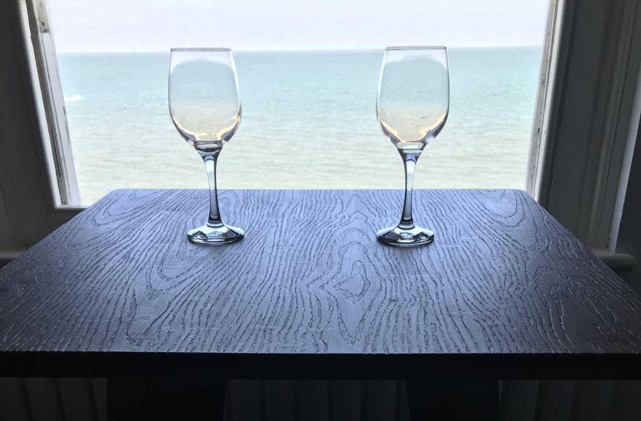 Beautiful Beachfront Retreat With A Stunning Sea View For The Ultimate Escape Away From The Busy World Below Херн Бей Екстериор снимка