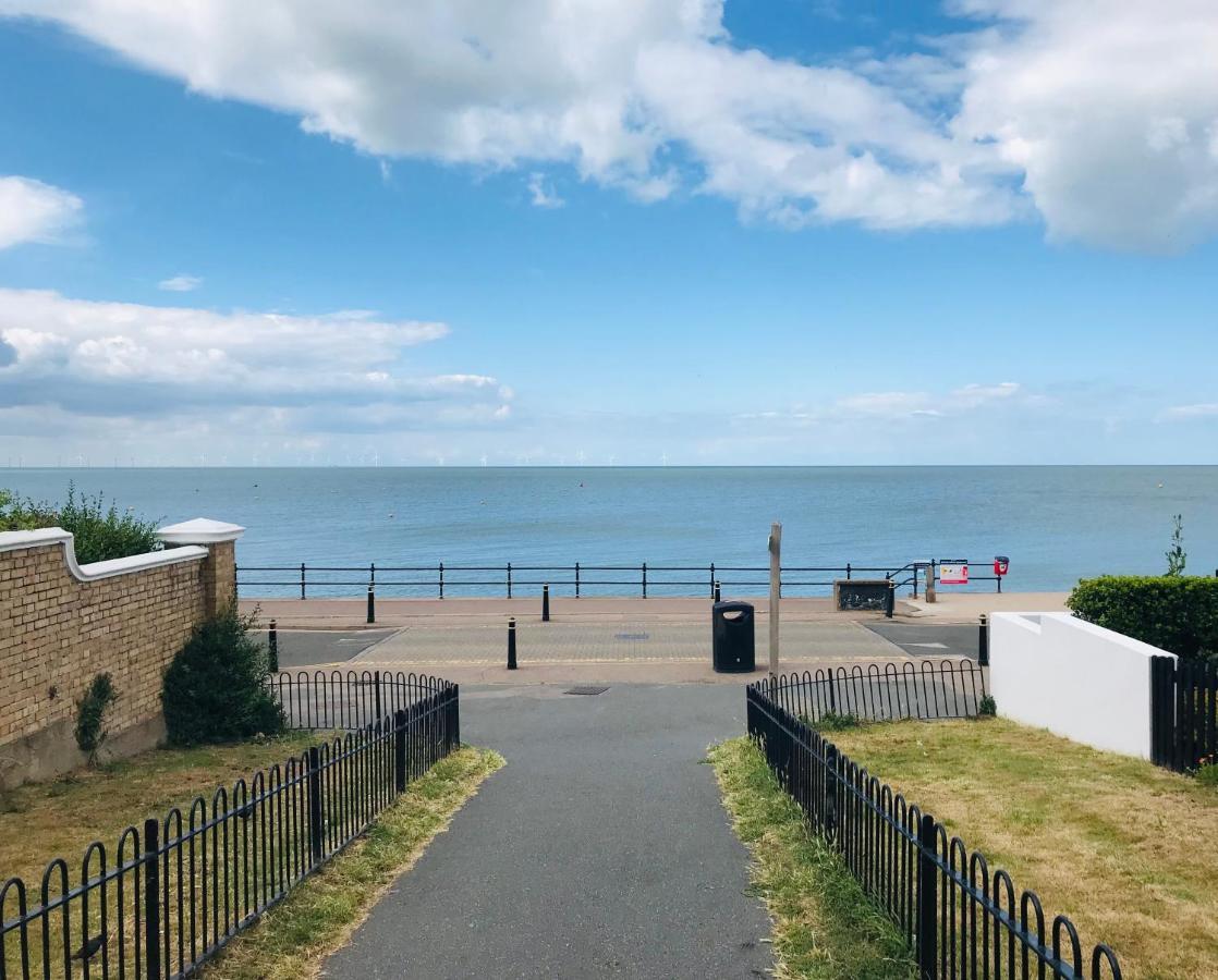 Beautiful Beachfront Retreat With A Stunning Sea View For The Ultimate Escape Away From The Busy World Below Херн Бей Екстериор снимка