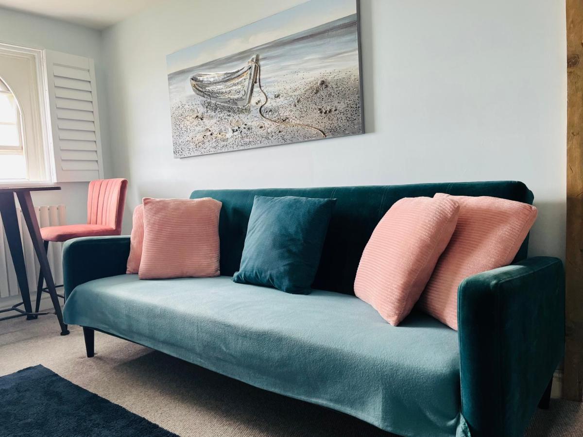 Beautiful Beachfront Retreat With A Stunning Sea View For The Ultimate Escape Away From The Busy World Below Херн Бей Екстериор снимка