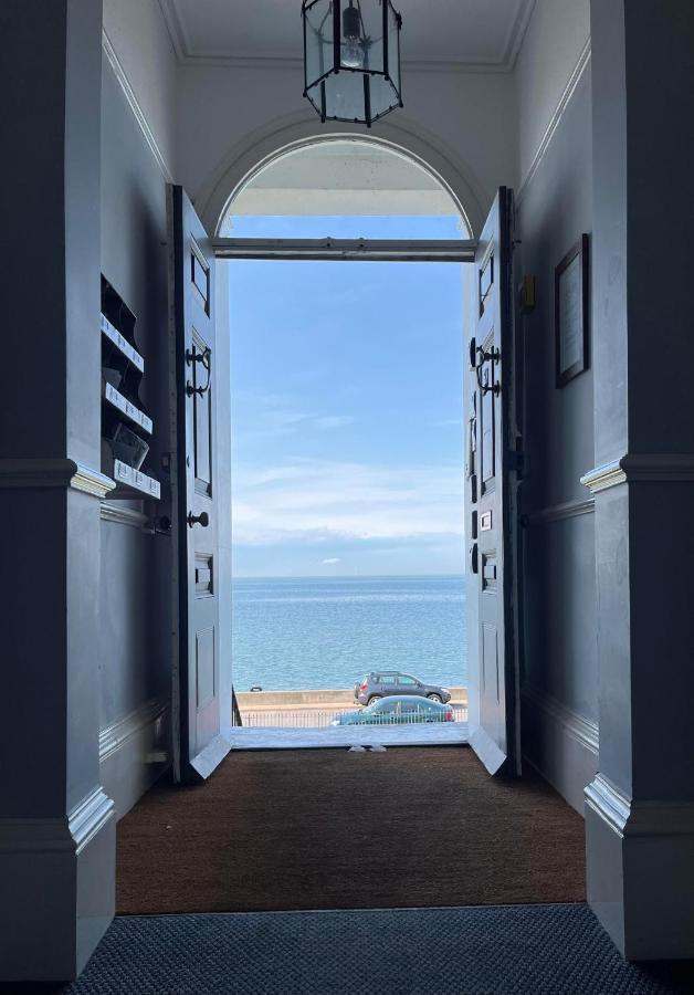 Beautiful Beachfront Retreat With A Stunning Sea View For The Ultimate Escape Away From The Busy World Below Херн Бей Екстериор снимка