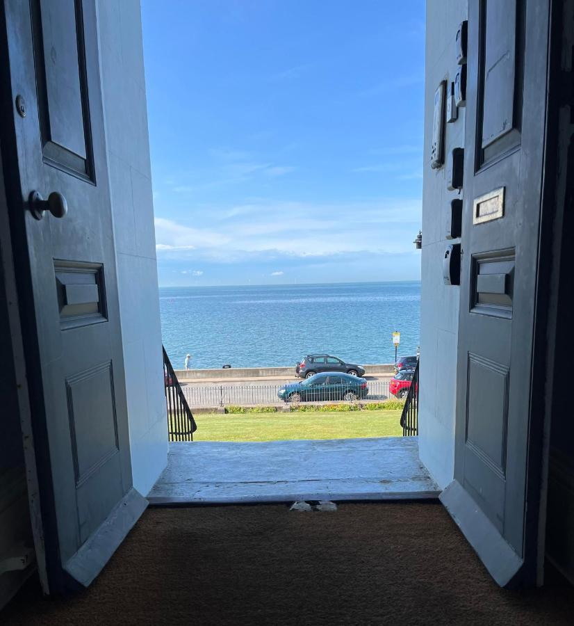 Beautiful Beachfront Retreat With A Stunning Sea View For The Ultimate Escape Away From The Busy World Below Херн Бей Екстериор снимка