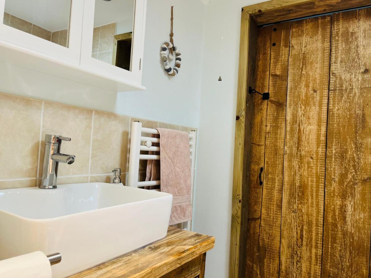 Beautiful Beachfront Retreat With A Stunning Sea View For The Ultimate Escape Away From The Busy World Below Херн Бей Екстериор снимка
